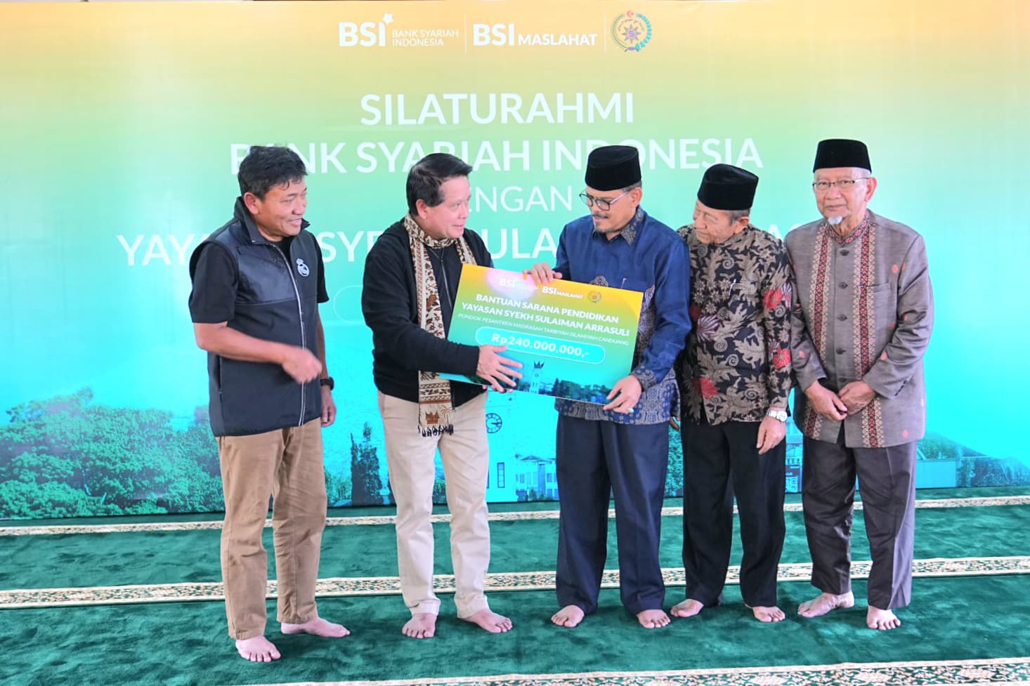 Penyaluran CSR BSI Majukan Pesantren dan Bantu Anak Yatim di Bukittinggi