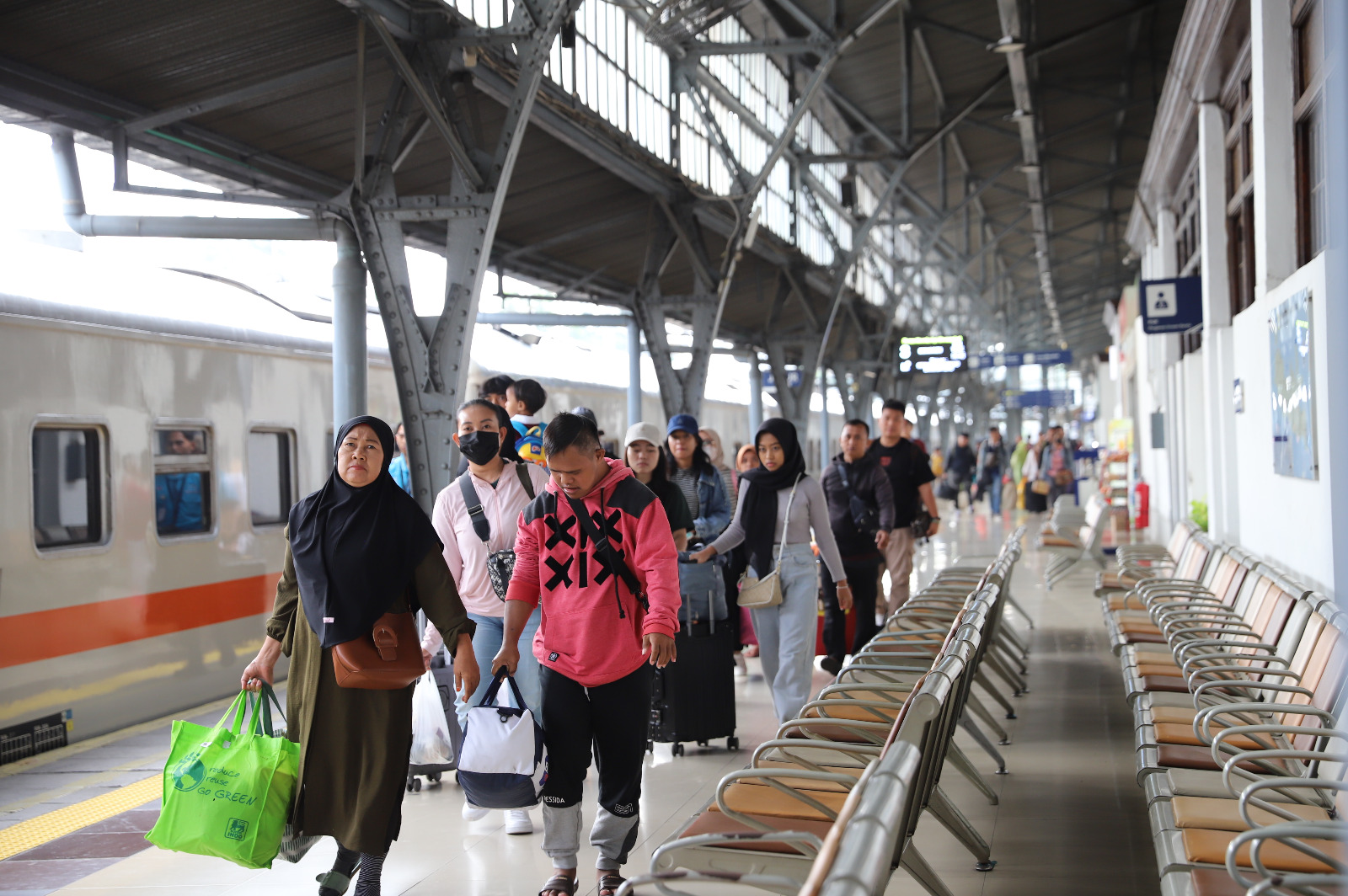Antusiasme Penumpang Kereta Melonjak dalam Tiga Hari Pertama Lebaran 2025