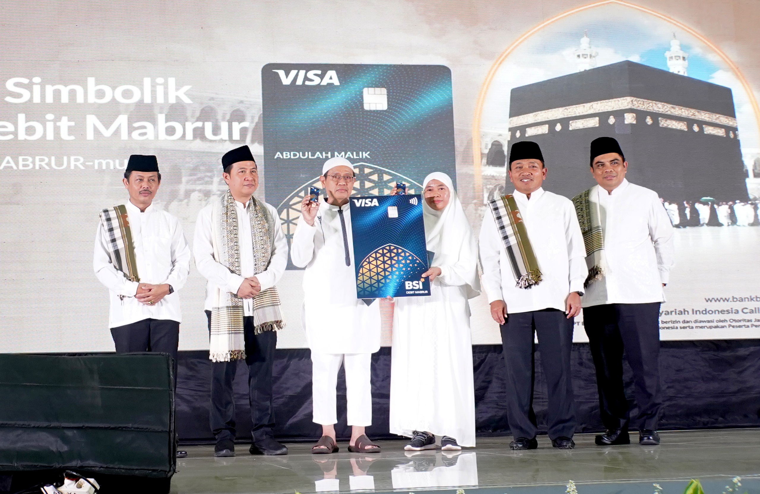 Support Manasik Haji Nasional Serentak di Seluruh Indonesia, BSI Serahkan Kartu BSI Debit Mabrur kepada Calon Jamaah