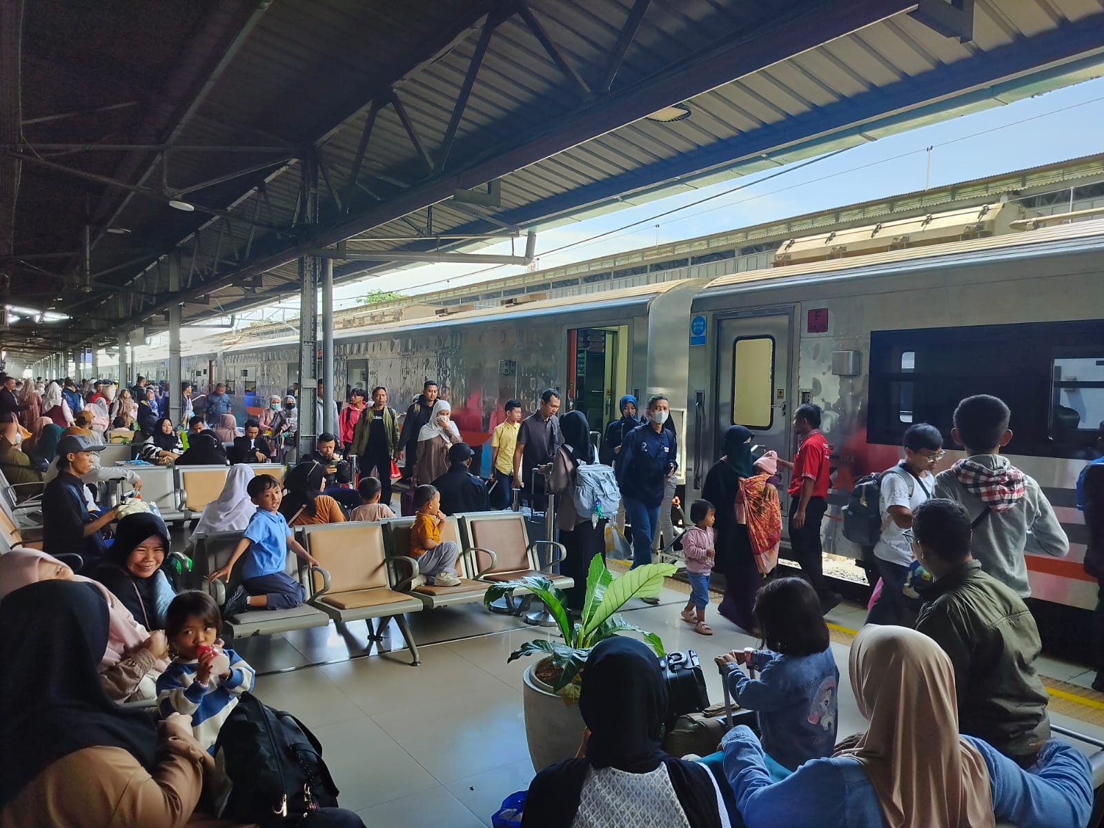 KAI Group Sukses Kawal Mobilitas Lebaran, Jakarta–Bandung Jadi Jalur Favorit