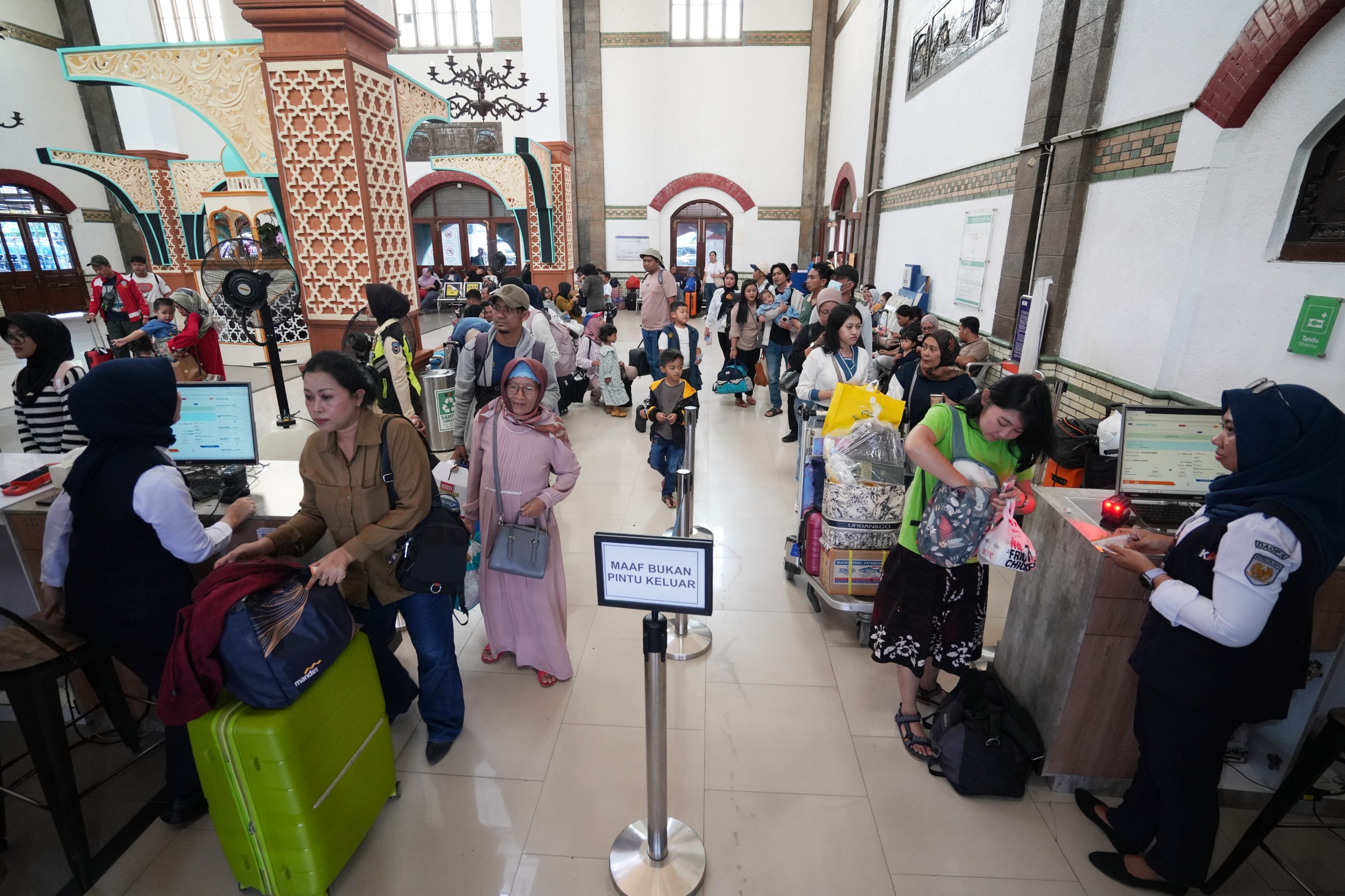 Semarang Ramai Pemudik, 497 Ribu Orang Pilih Tawang dan Poncol