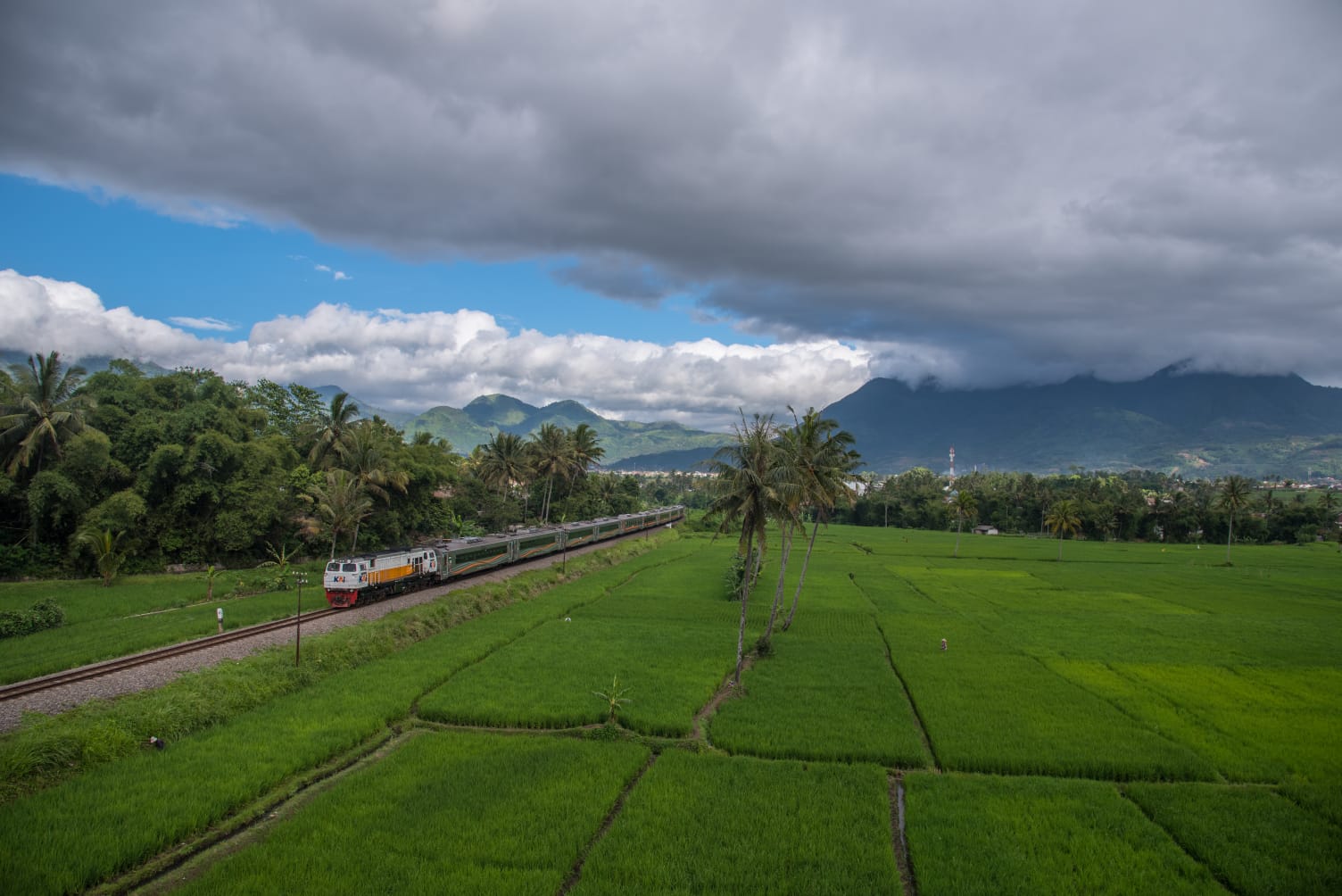 Lonjakan Penumpang Kereta Api pada Liburan Waisak 2025, Okupansi Melebihi 100%