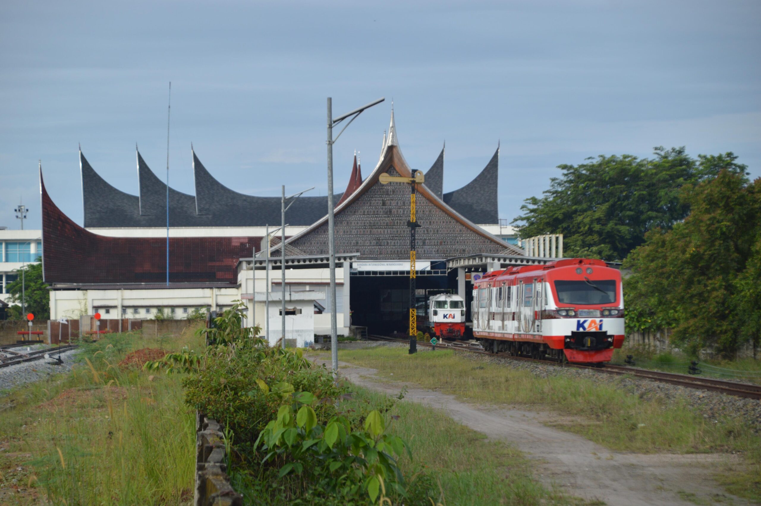 Menikmati Keindahan Alam dan Wisata Sumatera Barat dengan Kereta Api: Pariaman Ekspres, Minangkabau Ekspres dan Lembah Anai